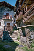 Val Bregaglia - Savogno. Le caratteristiche abitazioni in pietra.